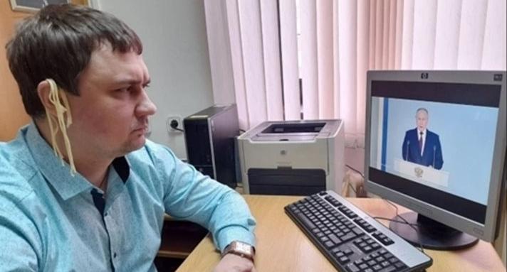 Руски депутат побърка Путин! Как му слуша речта
